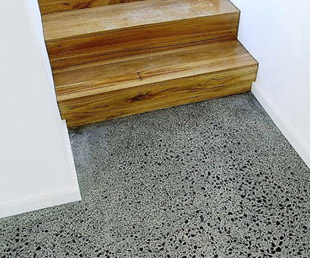 Полированный бетон, деревянные лестницы